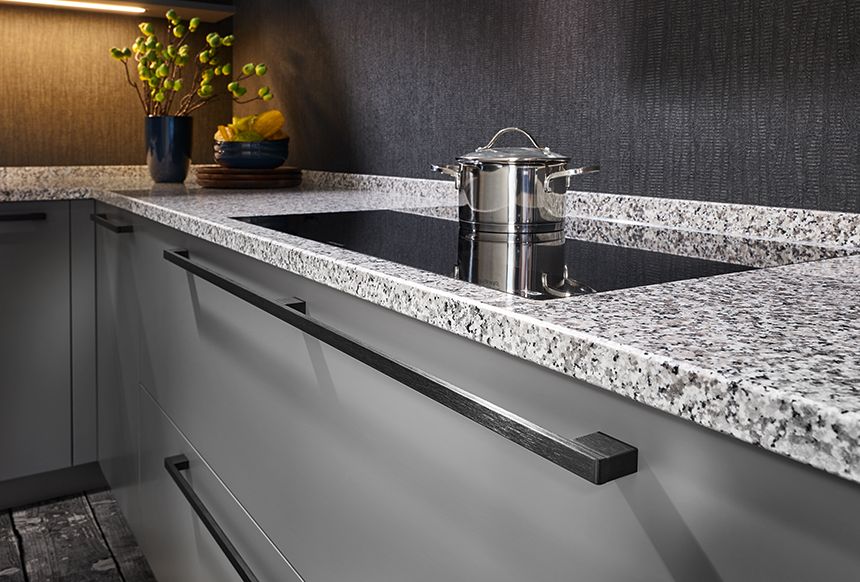 Steinarbeitsplatte mit flächenbündig eingelassenem Kochfeld